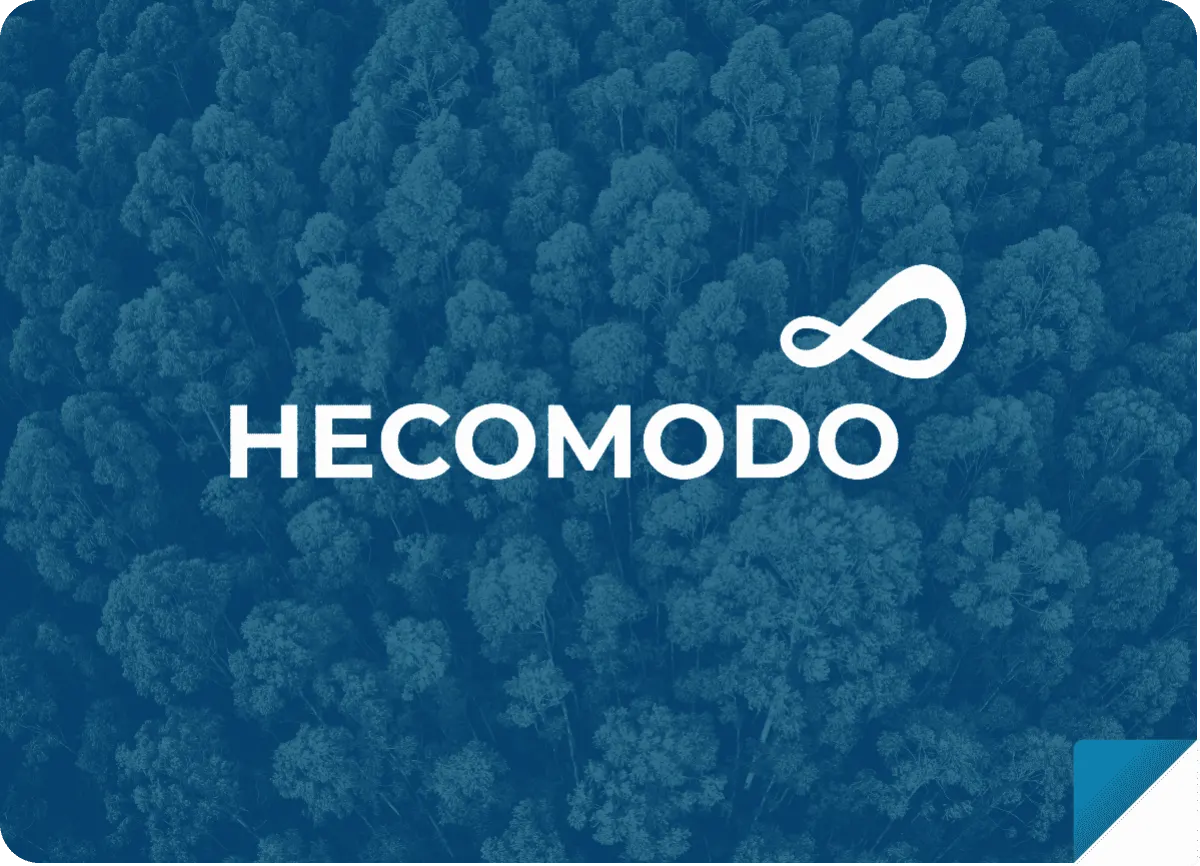 Logo Hecomodo sur fond de forêt