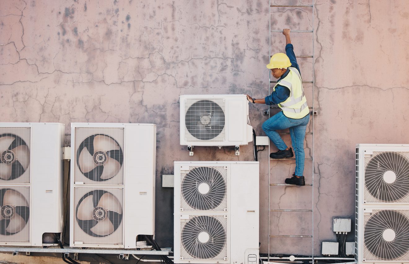 technicien en audit thermique sur unités de refroidissement extérieures