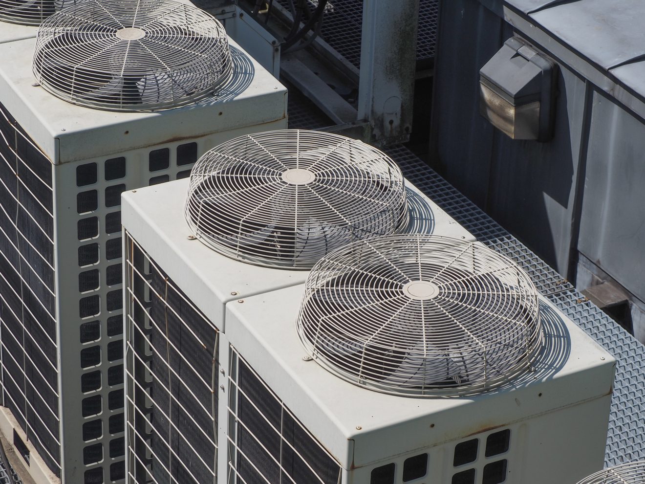 groupes de refroidissement industriels en toiture avec ventilateurs protégés