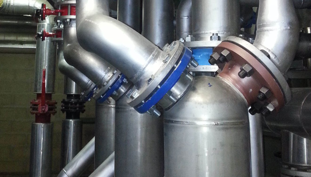 réseau de tuyauteries industrielles raccordé à des échangeurs thermiques
