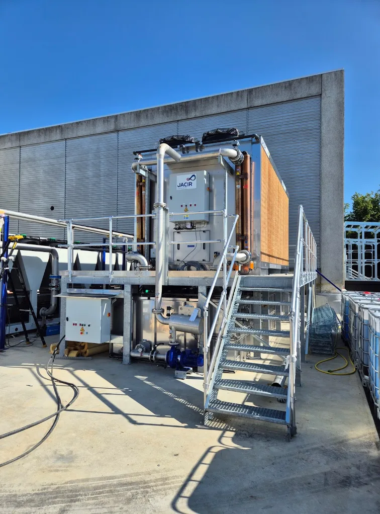 Aéroréfrigérant adiabatique Jacir Topaz installé sur plateforme à l'usine Sodexo de Combs-la-Ville