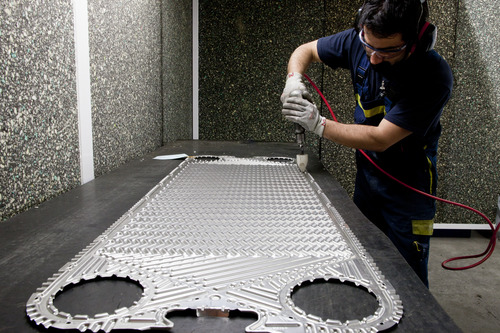 technicien en nettoyage de plaque d’échangeur thermique industriel