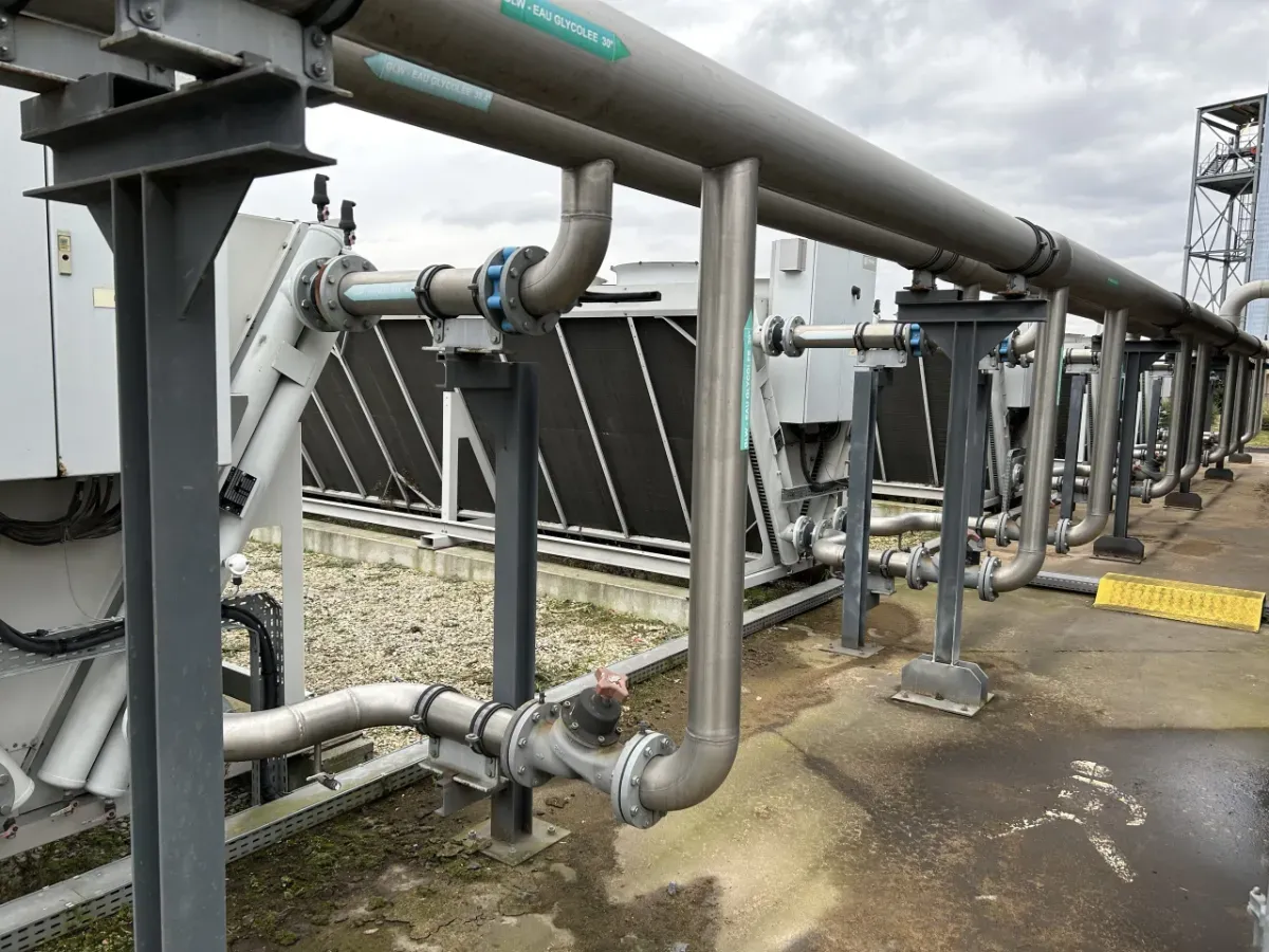 Batterie de dry coolers industriels reliés à un réseau d’eau glycolée