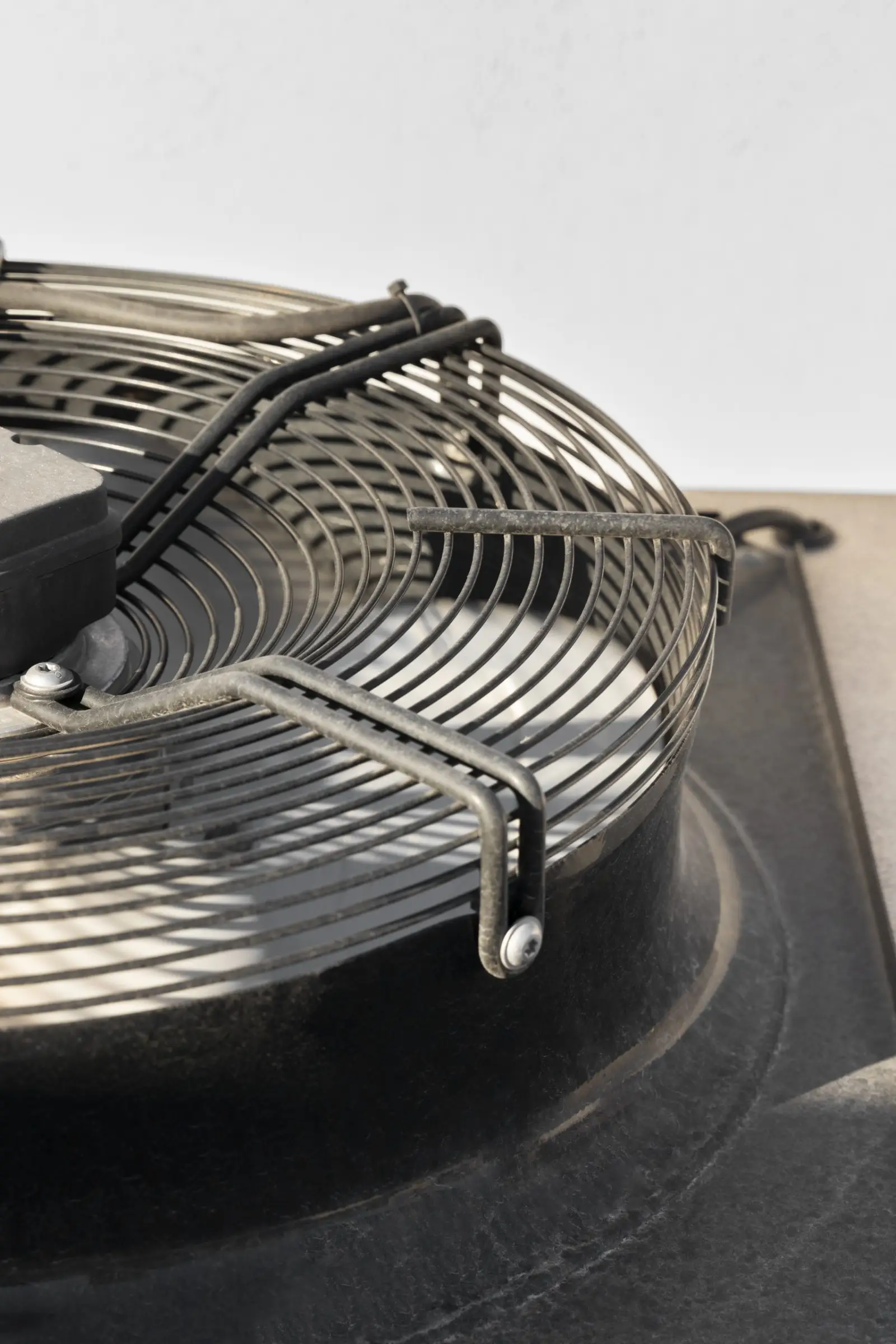 détail d’un ventilateur de dry cooler sur installation industrielle de refroidissement