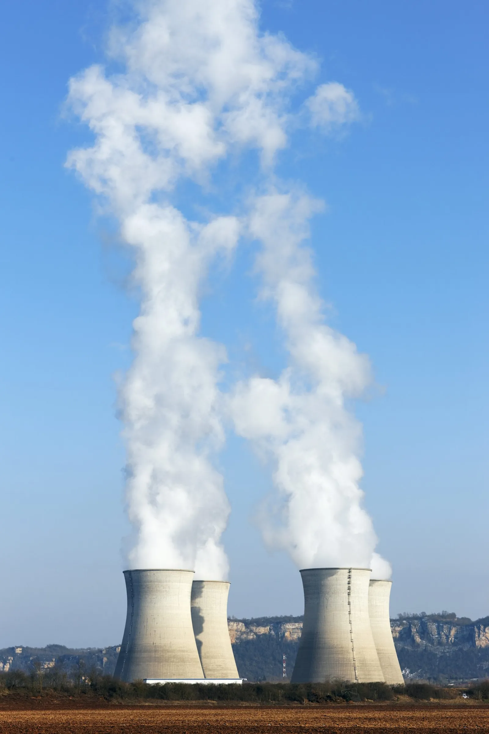 ensemble de tours aéroréfrigérantes sur site industriel avec rejet de vapeur