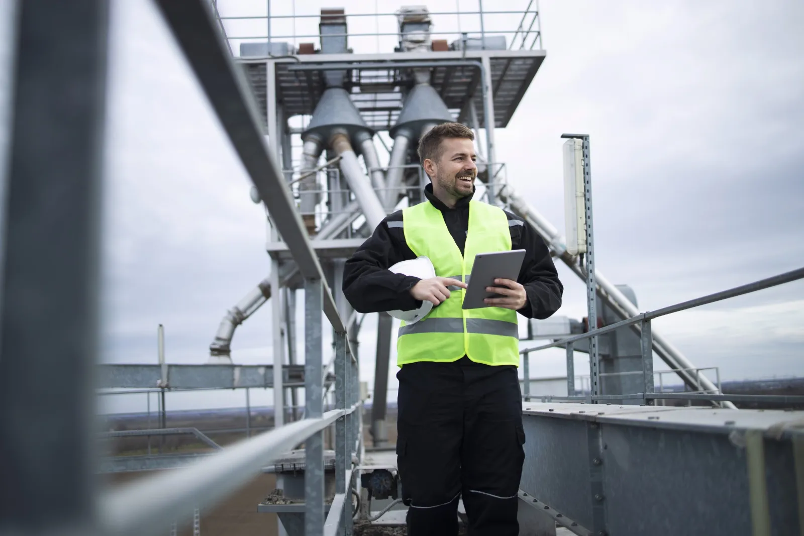 inspection et suivi d’une installation industrielle de refroidissement par un technicien spécialisé