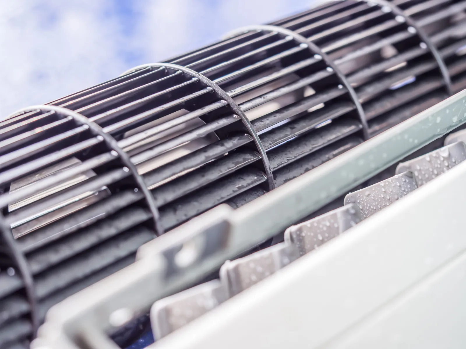 maintenance d’un dry cooler avec nettoyage des ventilateurs et des composants internes