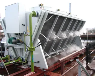 Pulvérisation d’eau sur les batteries en V d’un dry cooler industriel