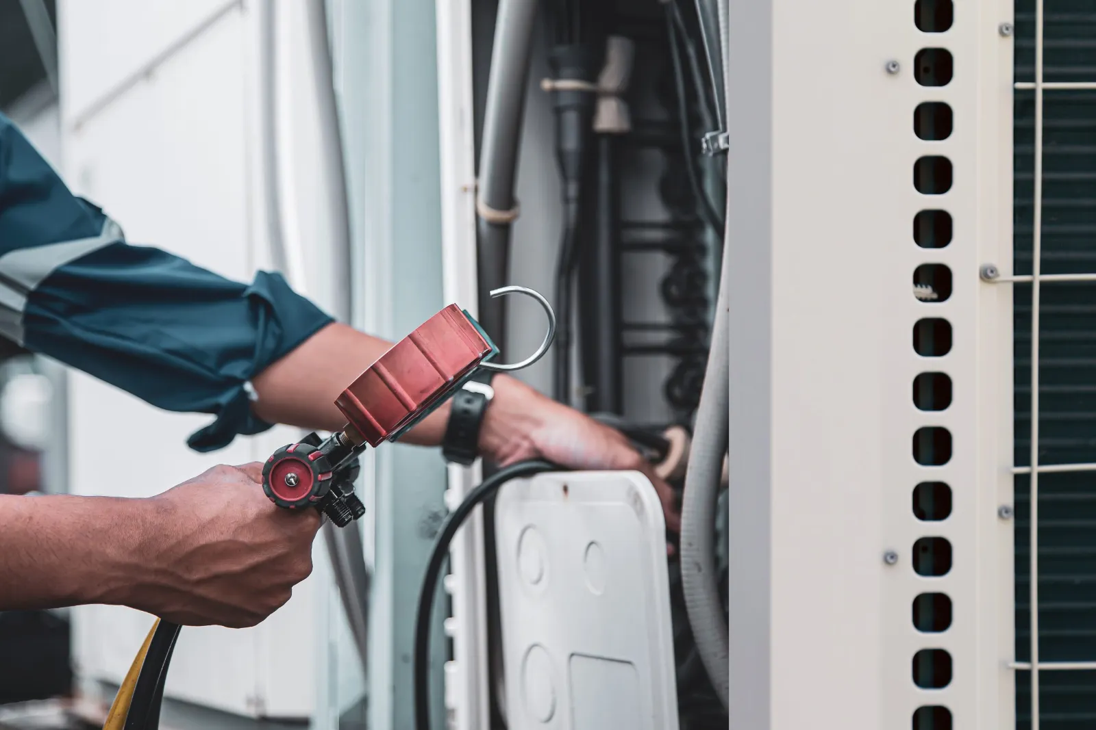 Technicien contrôlant le circuit frigorifique d’un équipement de refroidissement