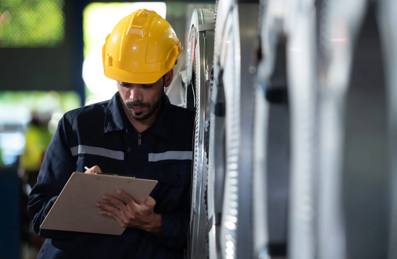 technicien réalisant un contrôle sur installation de refroidissement industrielle