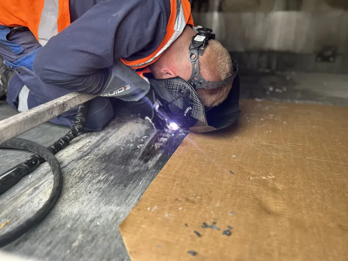 Technicien réalisant une réparation sur une surface d’échange ailetée